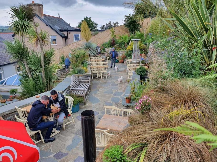 Llandudno Apartment, Quirky Pub With Tropical Beer Garden Exterior foto